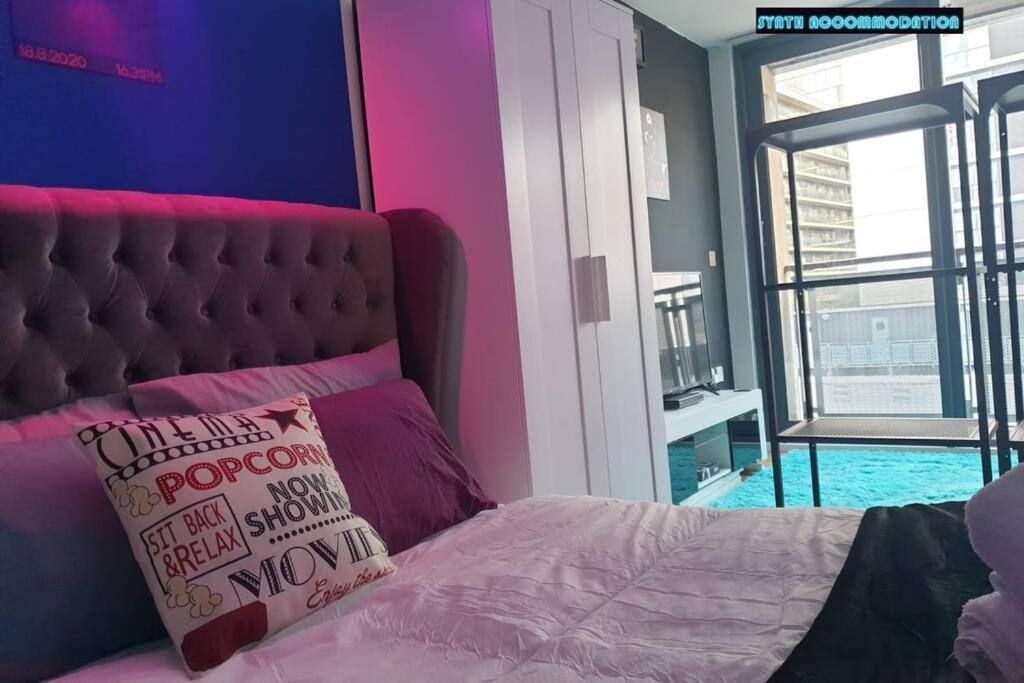 80S Retro 1Bed Studio Serviced Apartment Canary Wharf Perfect For Solo & Couple Travellers ลอนดอน ภายนอก รูปภาพ
