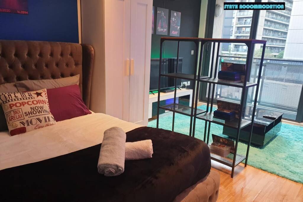 80S Retro 1Bed Studio Serviced Apartment Canary Wharf Perfect For Solo & Couple Travellers ลอนดอน ภายนอก รูปภาพ