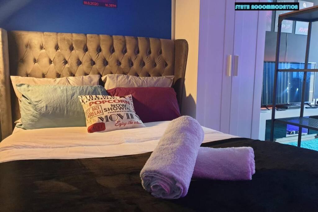 80S Retro 1Bed Studio Serviced Apartment Canary Wharf Perfect For Solo & Couple Travellers ลอนดอน ภายนอก รูปภาพ