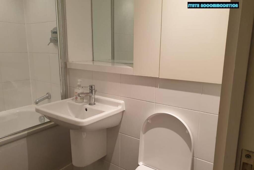 80S Retro 1Bed Studio Serviced Apartment Canary Wharf Perfect For Solo & Couple Travellers ลอนดอน ภายนอก รูปภาพ
