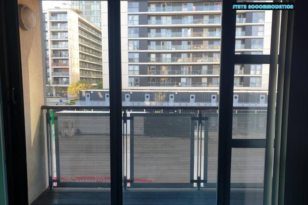 80S Retro 1Bed Studio Serviced Apartment Canary Wharf Perfect For Solo & Couple Travellers ลอนดอน ภายนอก รูปภาพ