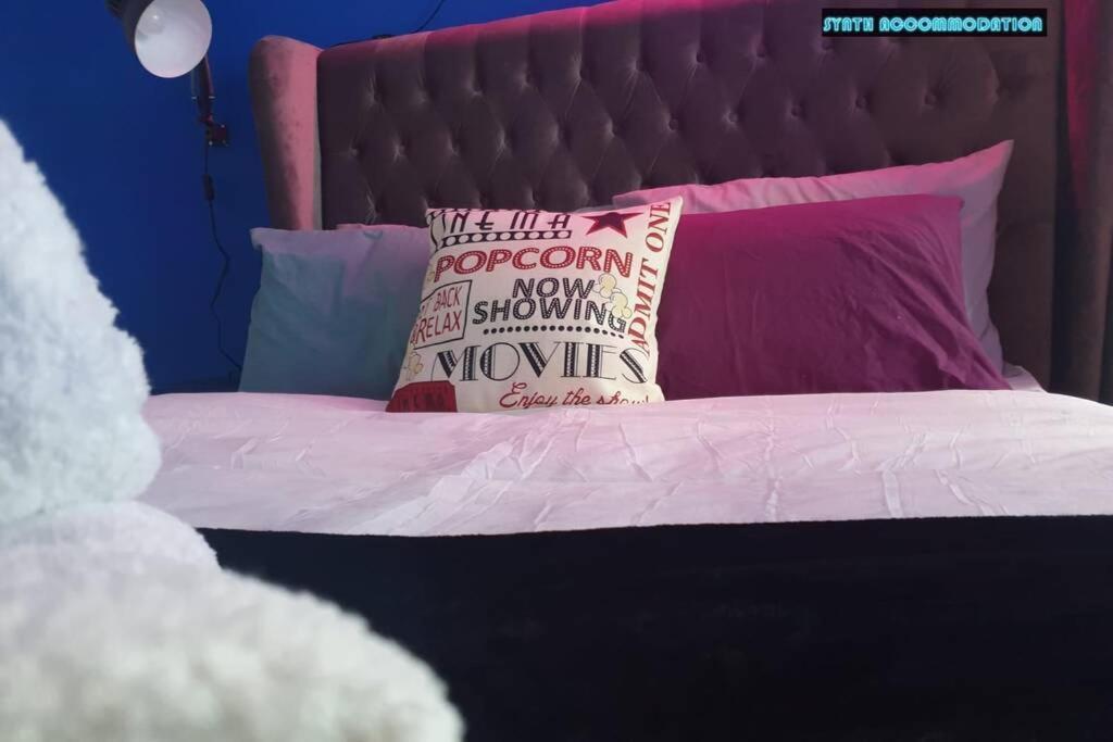 80S Retro 1Bed Studio Serviced Apartment Canary Wharf Perfect For Solo & Couple Travellers ลอนดอน ภายนอก รูปภาพ