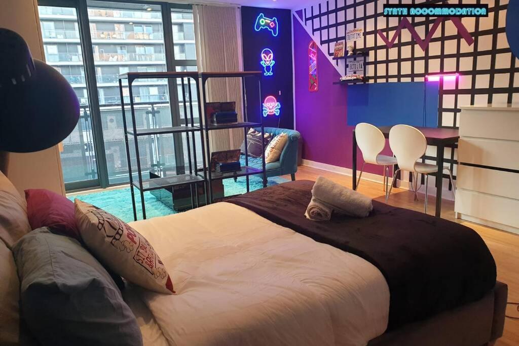 80S Retro 1Bed Studio Serviced Apartment Canary Wharf Perfect For Solo & Couple Travellers ลอนดอน ภายนอก รูปภาพ
