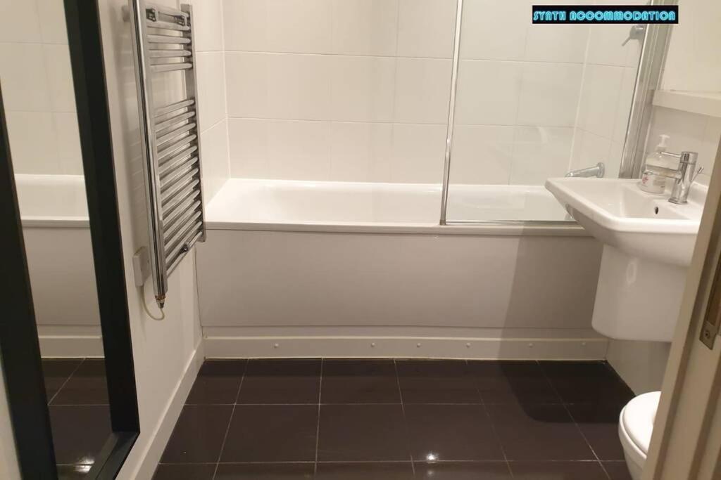 80S Retro 1Bed Studio Serviced Apartment Canary Wharf Perfect For Solo & Couple Travellers ลอนดอน ภายนอก รูปภาพ