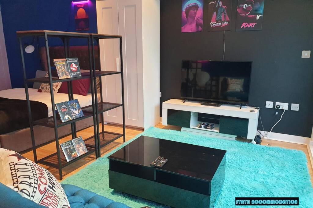 80S Retro 1Bed Studio Serviced Apartment Canary Wharf Perfect For Solo & Couple Travellers ลอนดอน ภายนอก รูปภาพ