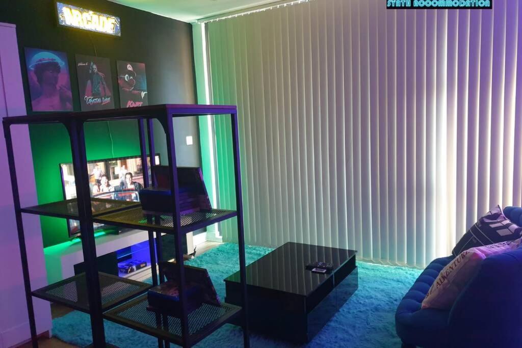 80S Retro 1Bed Studio Serviced Apartment Canary Wharf Perfect For Solo & Couple Travellers ลอนดอน ภายนอก รูปภาพ